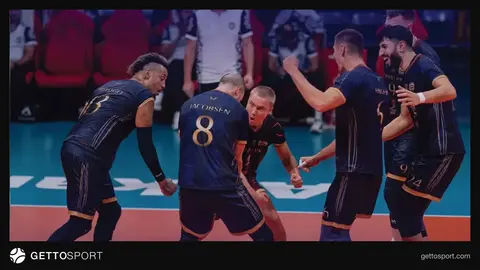 Ordu voleybol komandası oyunda topu qarşılayır
