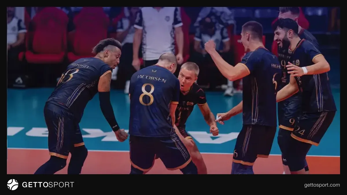 Ordu voleybol komandası oyunda topu qarşılayır