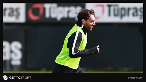 Beşiktaş oyuncuları antrenmanda saha çalışması yaparken