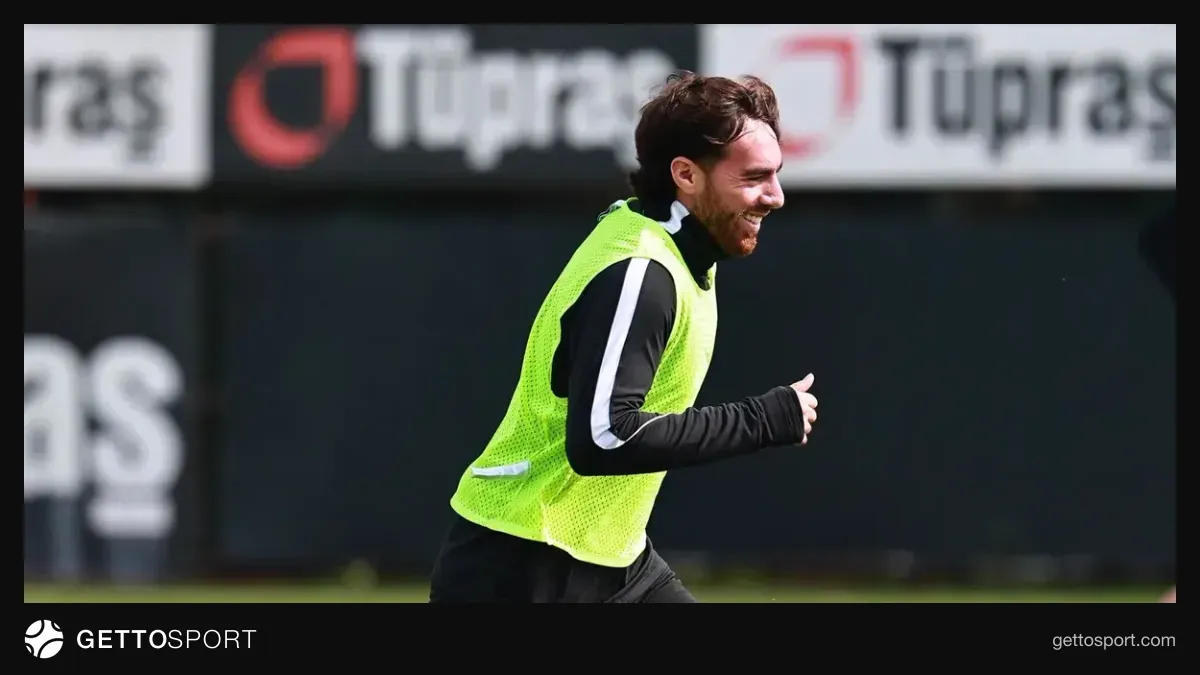 Beşiktaş oyuncuları antrenmanda saha çalışması yaparken
