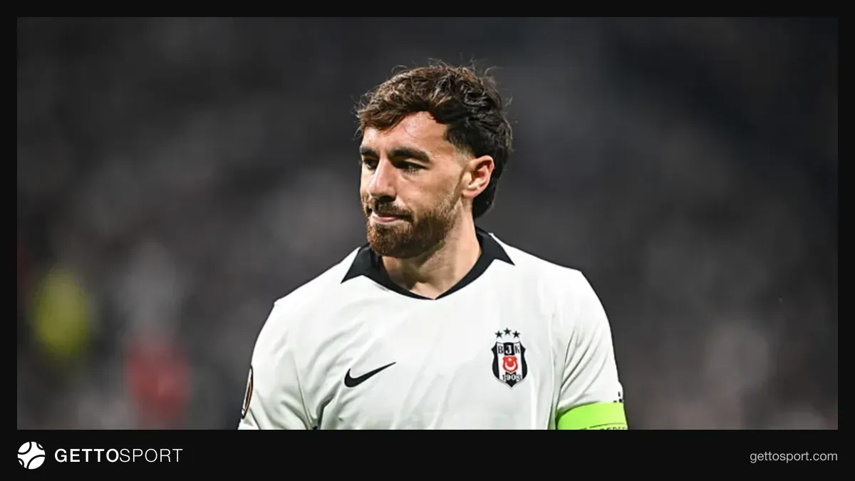 Orkun Kökçü siyah beyaz formayla röportaj verirken