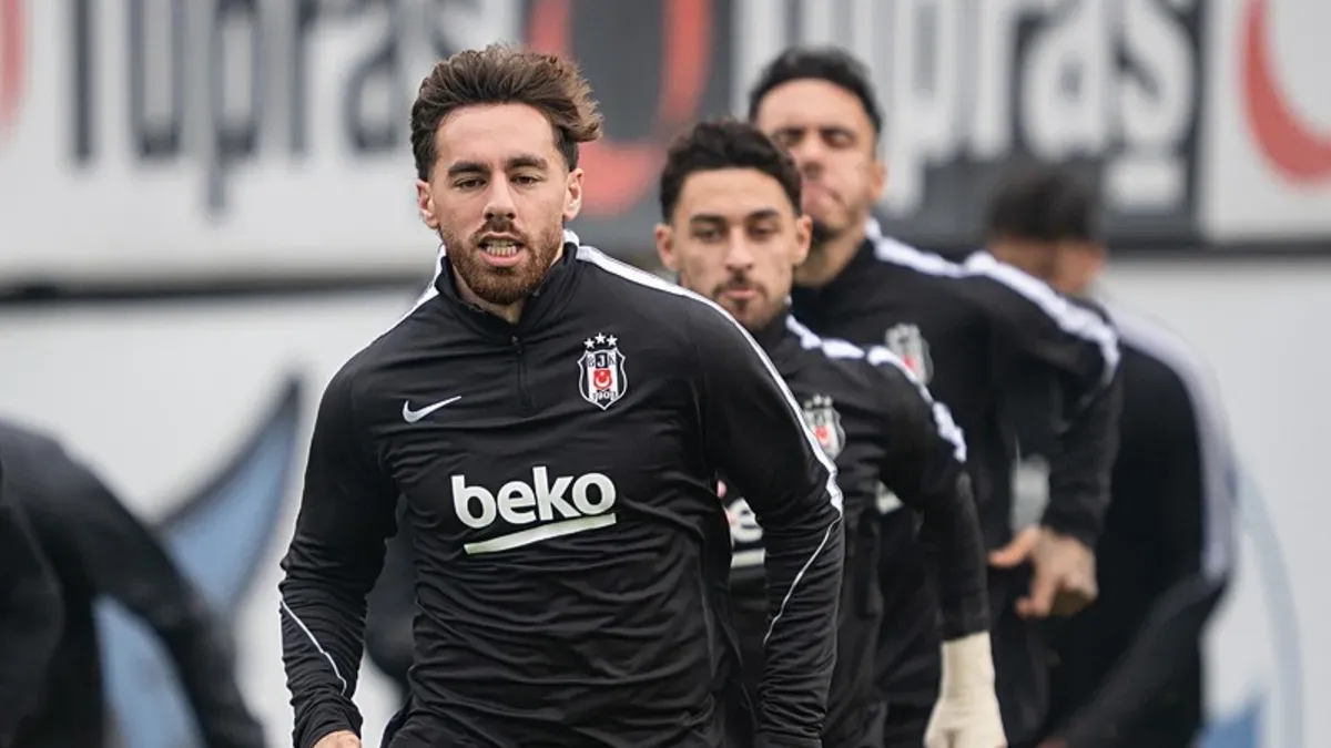 Orkun Kökçü antrenmanda tedavi gören oyuncu