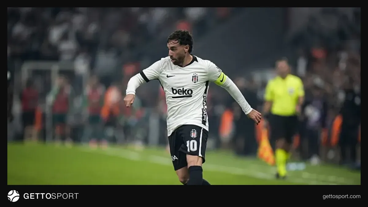 Orkun Kökçü Beşiktaş formasıyla sevinç gösterisi veya topa vuruş anı