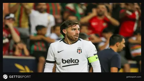 Beşiktaş formasıyla saha kenarında tedavi gören Orkun Kökçü