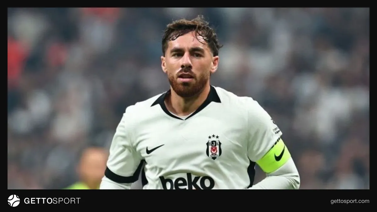 Orkun Kökçü Beşiktaş forması ilə topa doğru hərəkət edir