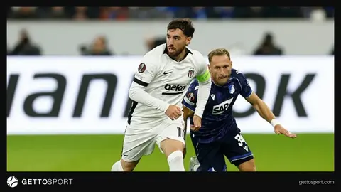 Sağlık ekibi tarafından tedavi edilen futbolcu Orkun sahada