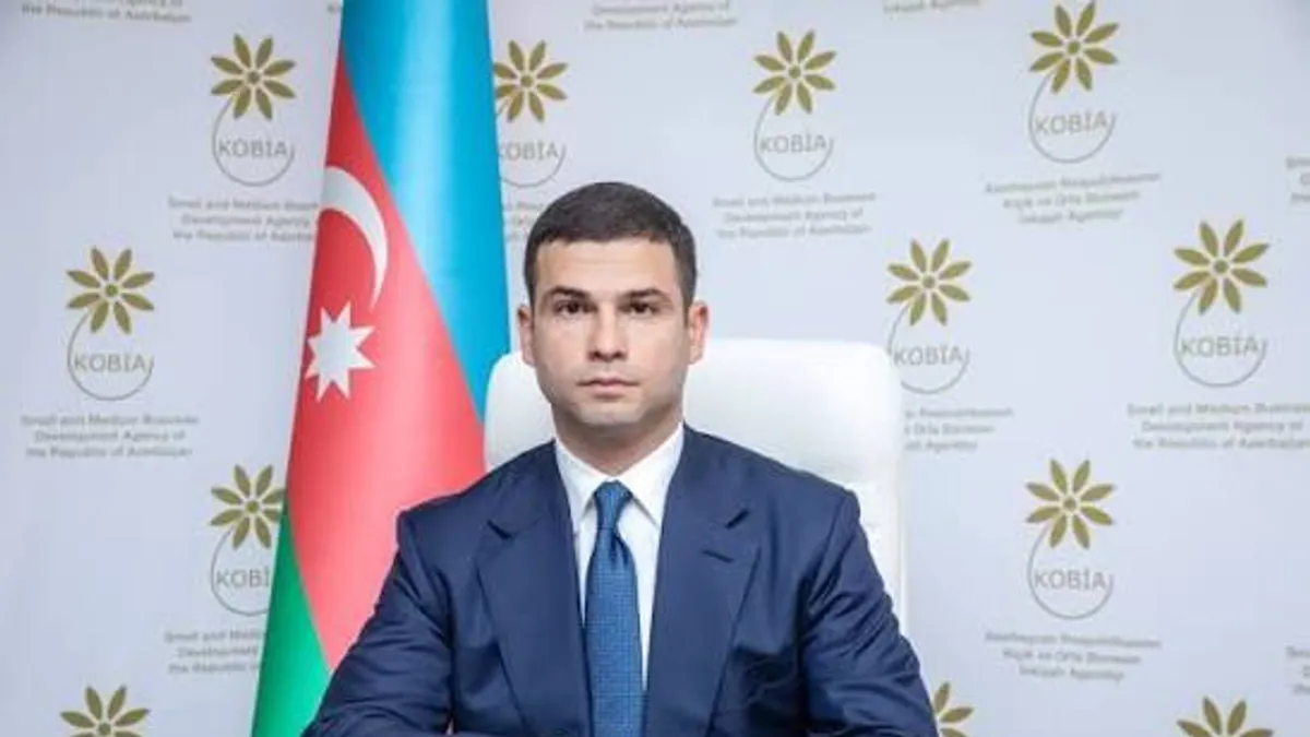 Orxan Məmmədov mikrofon qarşısında çıxış edir, püşkatma tədbiri