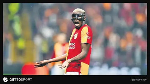Osimhen maç sırasında rakip savunma ile mücadele ederken