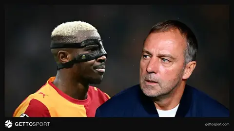 Victor Osimhen top sürerken ve sahada gözlemleyen teknik ekip