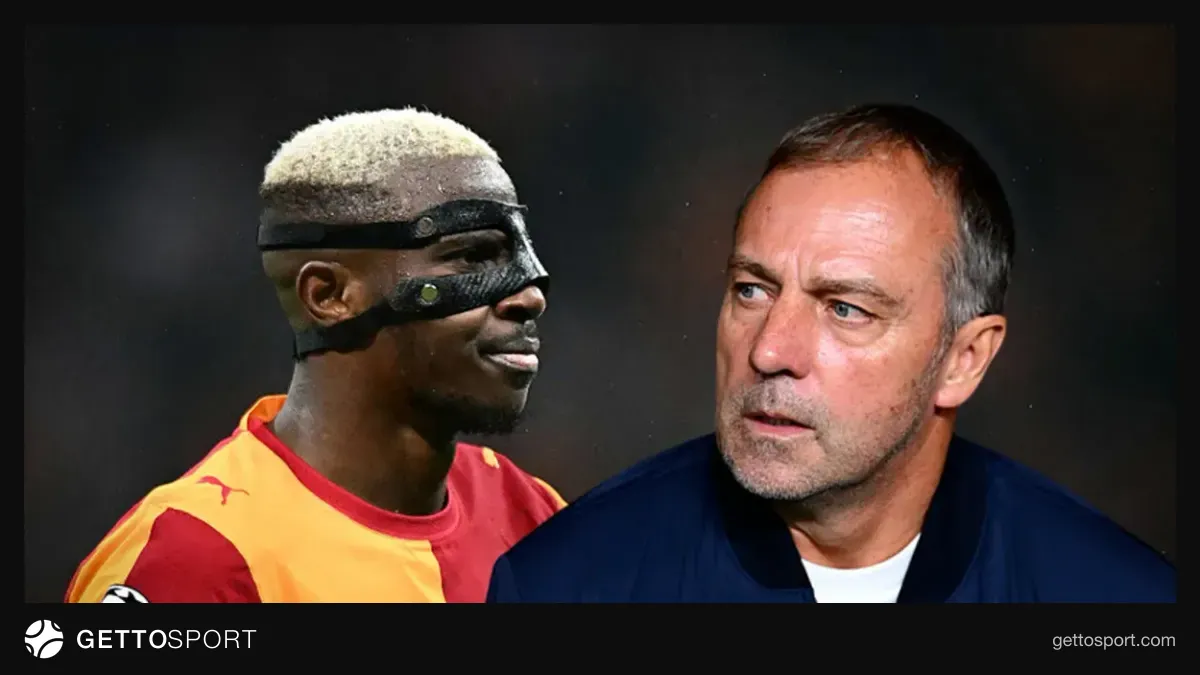 Victor Osimhen top sürerken ve sahada gözlemleyen teknik ekip
