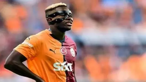 Viktor Osimhen Qalatasaray formasında mətbuat konfransında