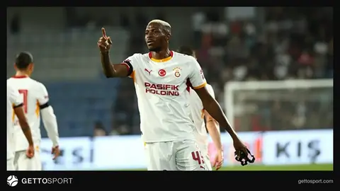 Okan Buruk sahada konuşurken, Victor Osimhen kenarda bekliyor
