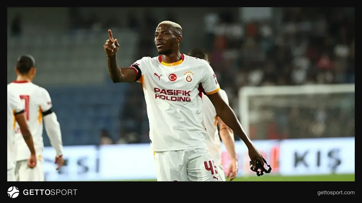 Okan Buruk sahada konuşurken, Victor Osimhen kenarda bekliyor
