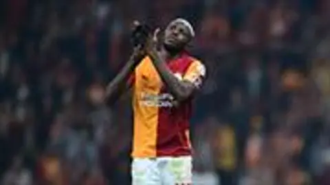 Galatasaray formasıyla Victor Osimhen, stadyum girişinde