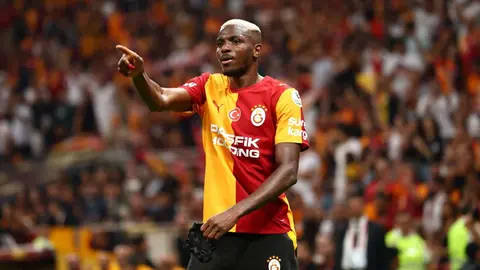 Victor Osimhen kafa vuruşuyla gol sevinci yaşarken