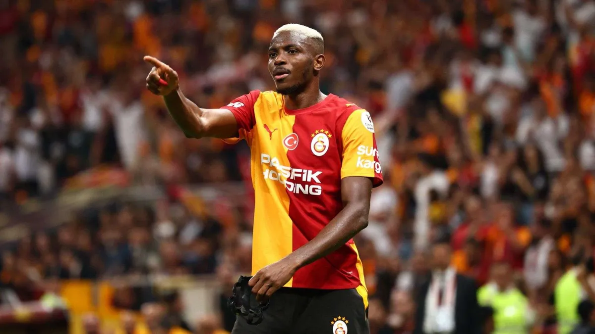 Victor Osimhen kafa vuruşuyla gol sevinci yaşarken