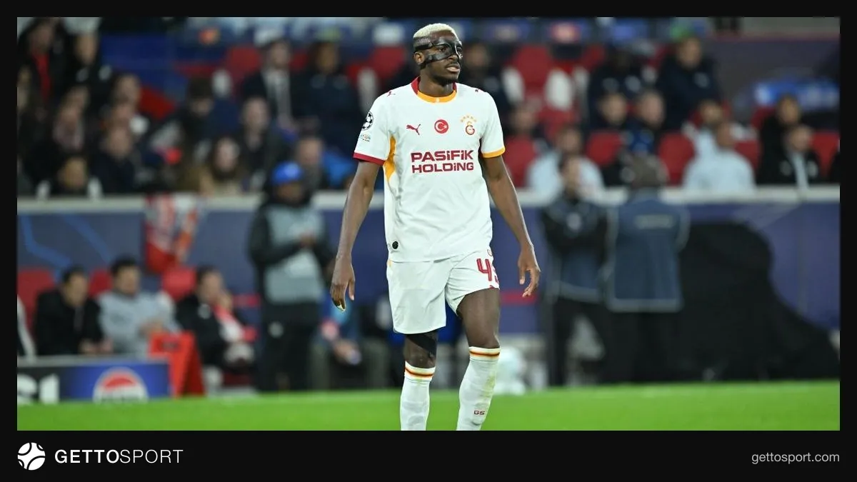 Victor Osimhen Galatasaray formasıyla Lille deplasmanında top sürüyor