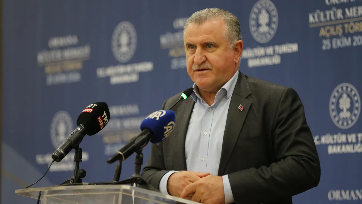 Osman Aşkın Bak resmi portresi veya konuşma fotoğrafı