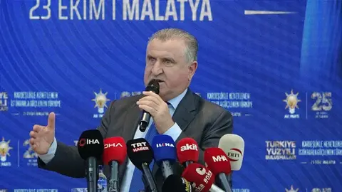 Osman Aşkın Bak konuşurken, arka planda Türk Devletleri toplantısı