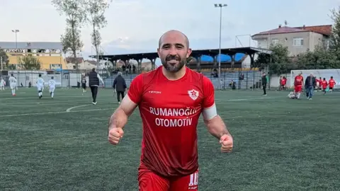 Korgan Belediyespor formasıyla Osman Ismak gol sevinci yaparken