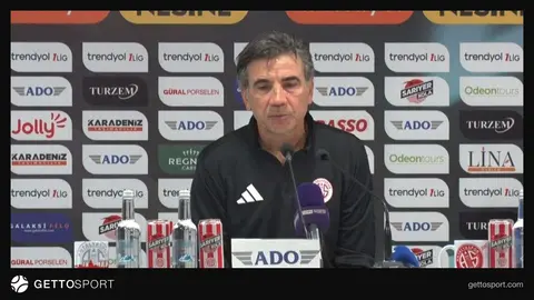 Osman Özköylü basın toplantısında konuşurken