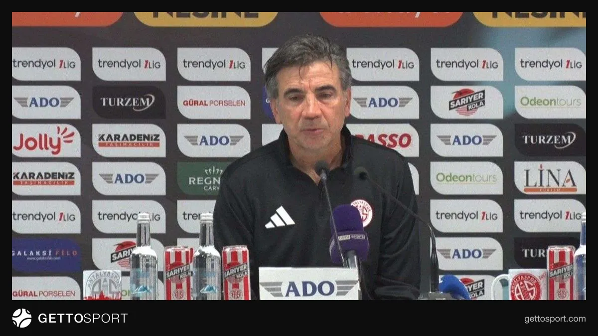 Osman Özköylü basın toplantısında konuşurken
