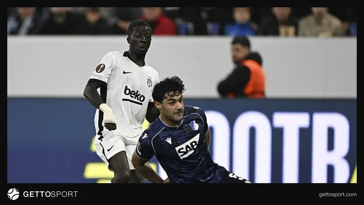 Ozan Kabak maçta mücadele ederken