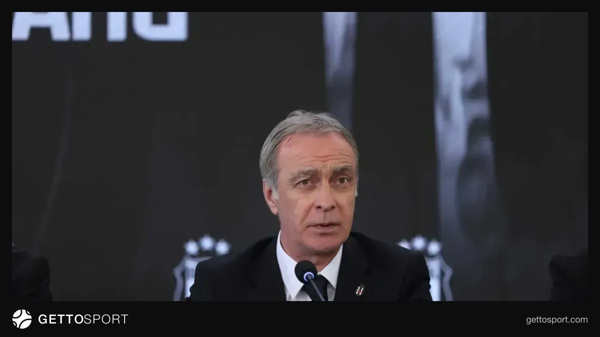 Özen konuşma yaparken mikrofon önünde