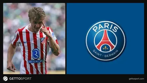 Pablo Barrios Atletico forması ilə meydanda topa nəzarət edir