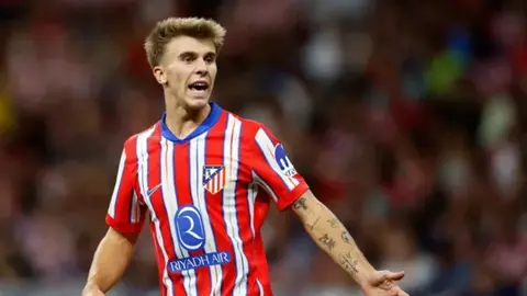 Pablo Barrios Atletico forması ilə topa nəzarət edərkən
