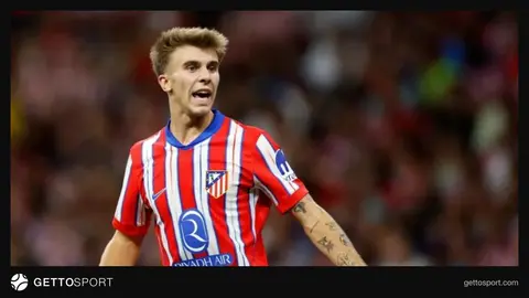 Pablo Barrios Atletico forması ilə topa nəzarət edərkən