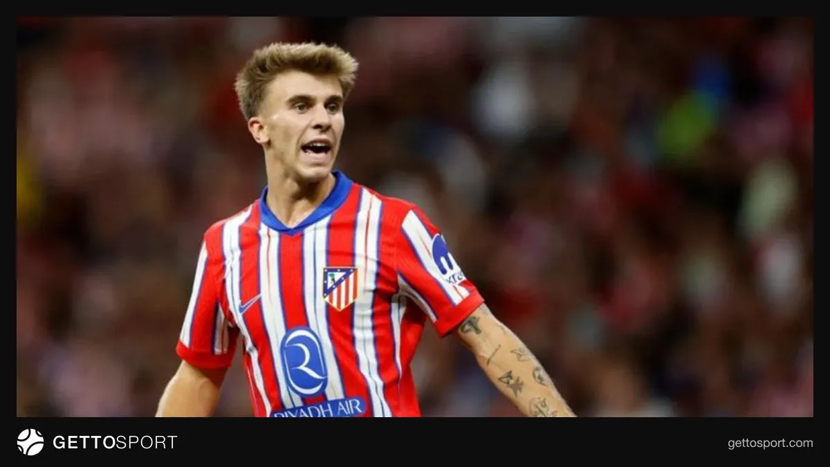 Pablo Barrios Atletico forması ilə topa nəzarət edərkən