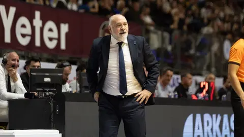 Pablo Laso basın toplantısında konuşurken
