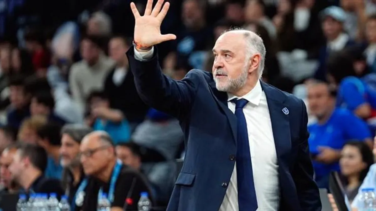 Pablo Laso basın toplantısında konuşurken