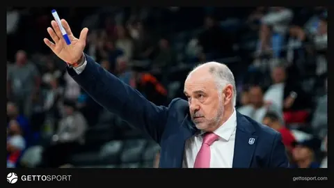 Pablo Laso basın toplantısında konuşurken, arka planda Anadolu Efes logosu