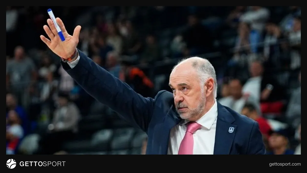 Pablo Laso basın toplantısında konuşurken, arka planda Anadolu Efes logosu
