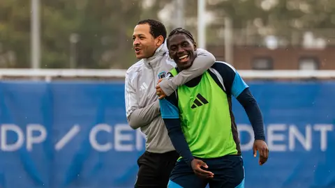 Paris FC teknik direktörü Liam Rosenior ve oyuncular maç kutlaması
