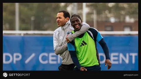 Paris FC teknik direktörü Liam Rosenior ve oyuncular maç kutlaması