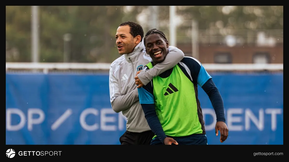 Paris FC teknik direktörü Liam Rosenior ve oyuncular maç kutlaması
