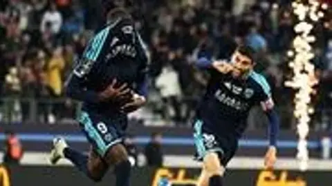 Paris FC oyuncuları gol sevinci ve futbol mücadelesi