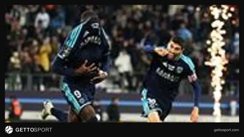 Paris FC oyuncuları gol sevinci ve futbol mücadelesi