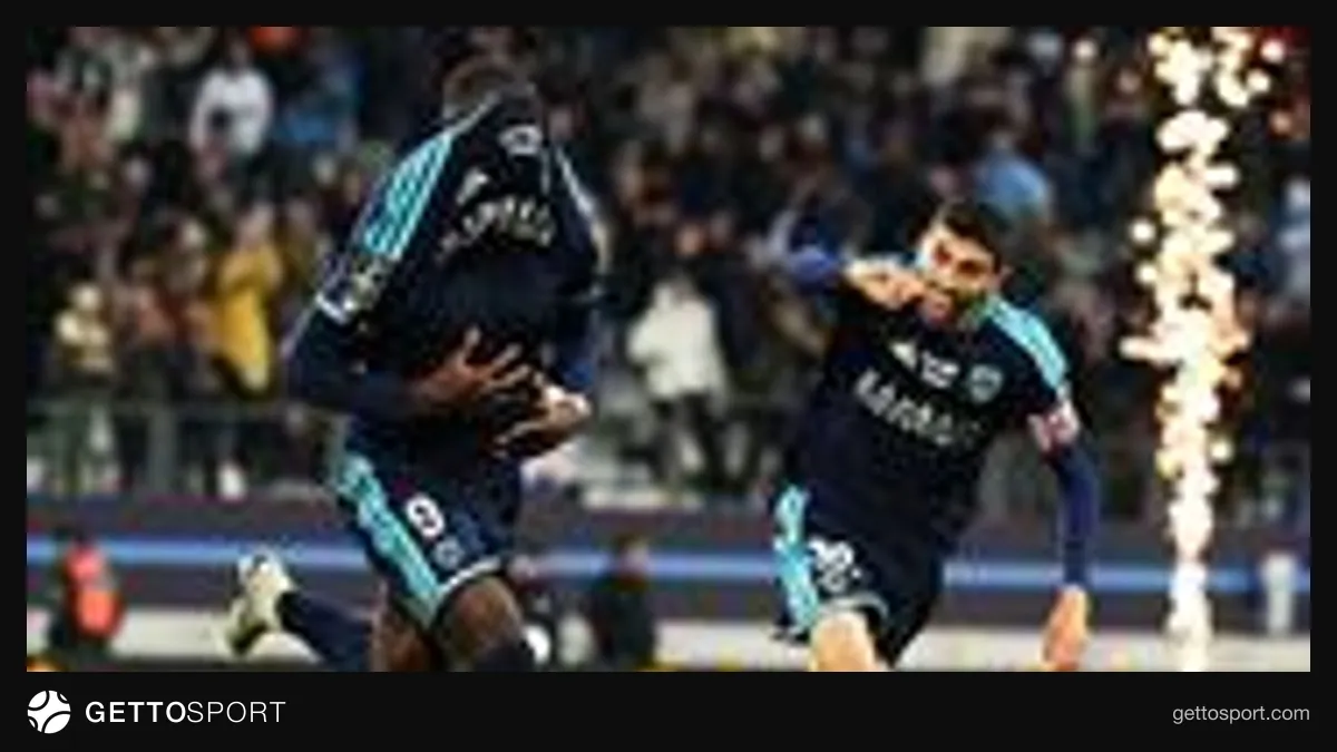 Paris FC oyuncuları gol sevinci ve futbol mücadelesi