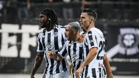 Paşa Əliyev müsahibə verərkən