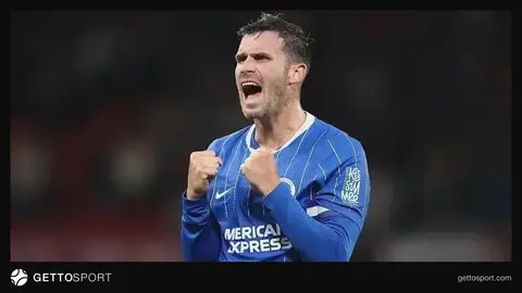 Paskal Qross Brighton-un formanı geyinmiş vəziyyətdə