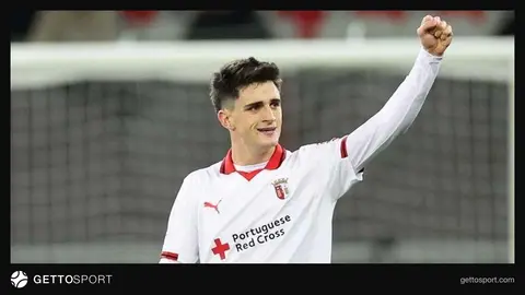 Pau Viktor Braga forması ilə, mətbuat konfransında