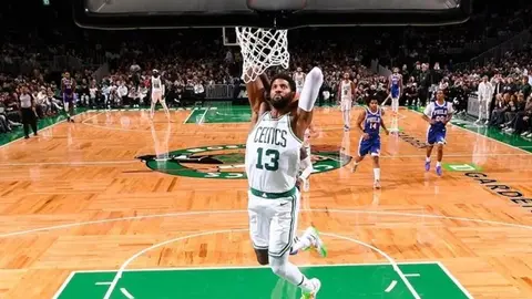 Paul George Celtics formasıyla soyunma odasında konuşurken