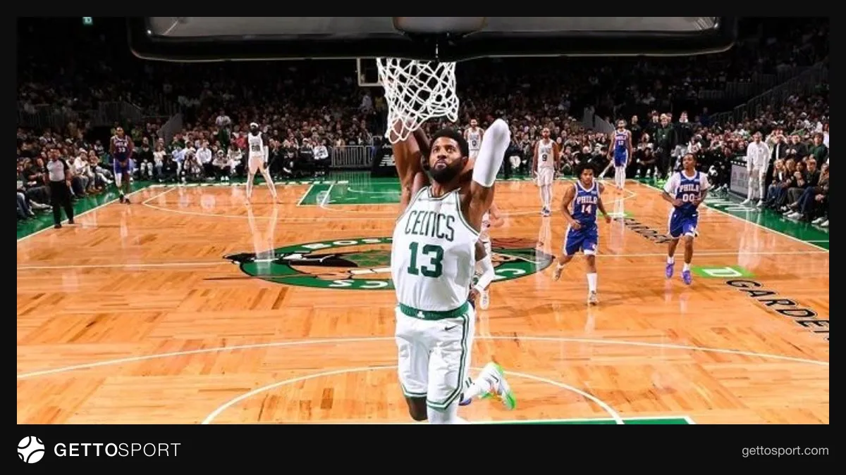 Paul George Celtics formasıyla soyunma odasında konuşurken