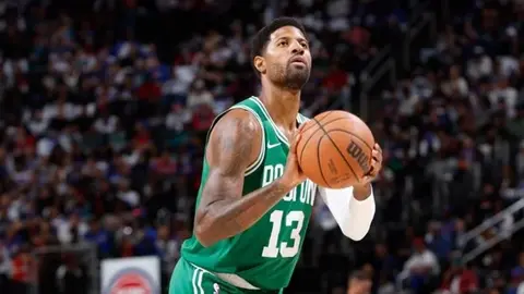Paul George Celtics formasıyla top sürerken, maçtan bir an