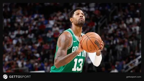 Paul George Celtics formasıyla top sürerken, maçtan bir an