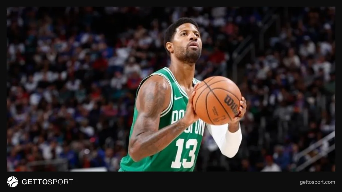 Paul George Celtics formasıyla top sürerken, maçtan bir an